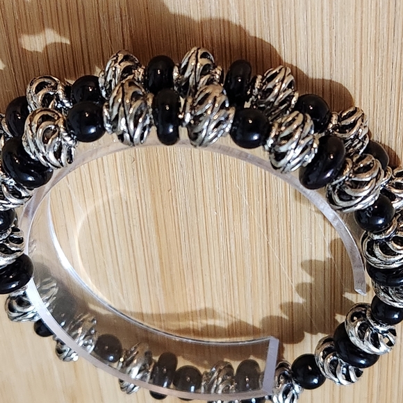 Hand Crafted Bracelet Coil Black and Silver Beaded Fits Most Memory Wire - Picture 7 of 10